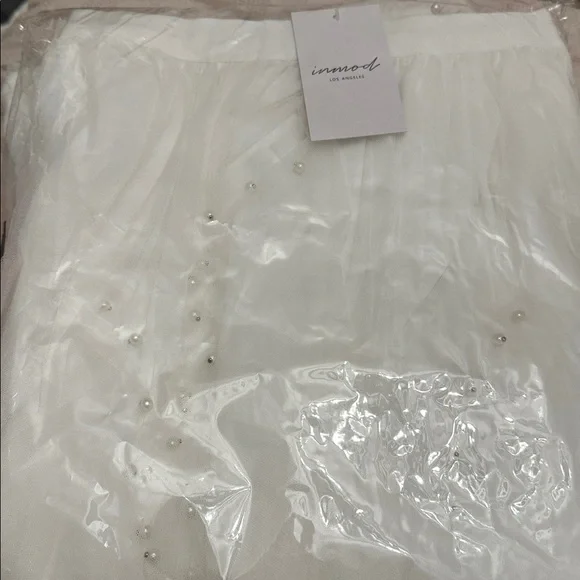 Chic White Tulle A-Line Skirt - Picture 6 of 6